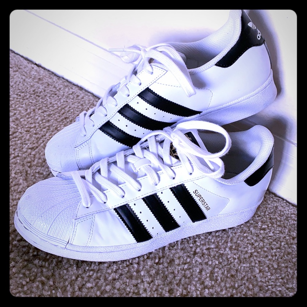 🖤 Black and white Adidas superstars✨🖤